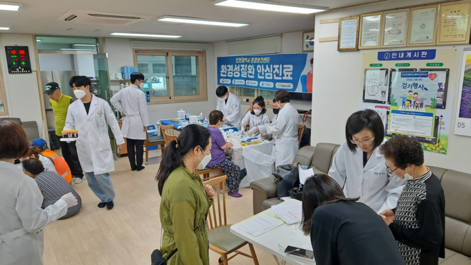 18일 인천 서구 왕길동 사월마을 주민들이 의료진들에게 환경성 질환을 검진 받고 있다. ( 사진 = 인천시 제공 )