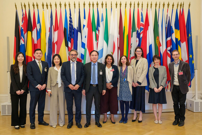 (왼쪽 네번째부터) 나딤 아마드 OECD 부국장, 조봉현 기업은행 부행장, 샤니카 아마라세카라 영국 비즈니스은행 부행장이 ‘OECD 지속가능 중기금융 플랫폼 운영위원회'에서 관계자들과 기념촬영을 하고 있다. (사진=IBK기업은행 제공)