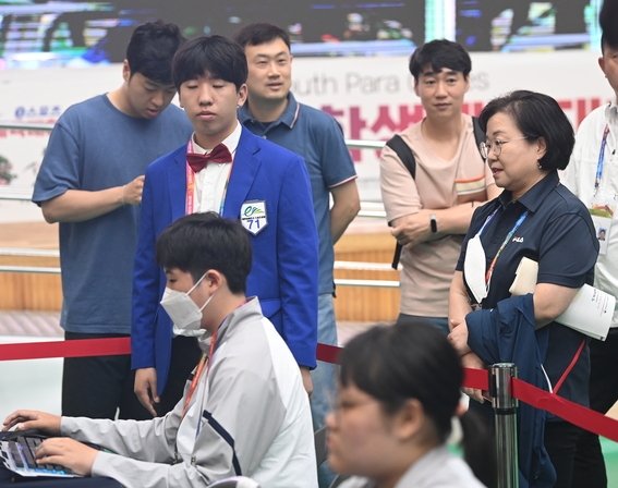 18일 울산광역시 쇠부리체육센터에서 열린 '제17회 전국장애학생체육대회' e스포츠 3일째 최선영(오른쪽 첫번째) 경기도 e스포츠 선수단 총감독이 경기도 선수의 경기를 바라보고 있다. (사진=유창현 기자)