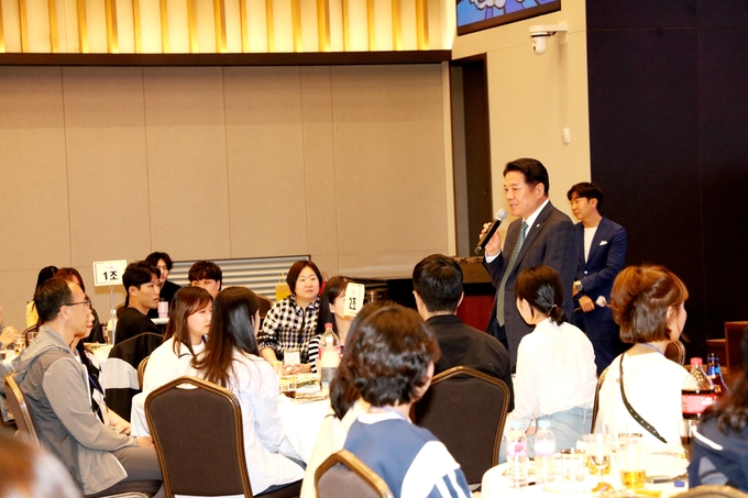 최대호 안양시장이 시 승격 50주년 기념 공직자 워크숍 현장을 찾아 인사말을 하고 있다.(사진=안양시 제공)