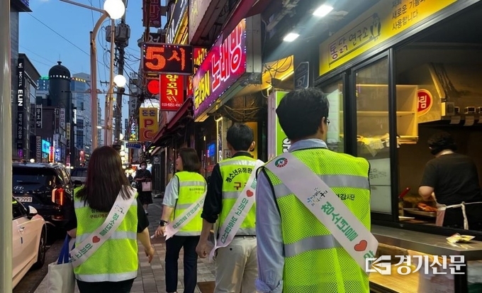 구리시와 청소년유해환경감시단 소속 3개 단체 등 합동점검단이 지난 16일 관내 꽃길 번화가 일원과 수택3동 학원 밀집 지역을 돌며 점검을 실시했다. (사진=구리시 제공)