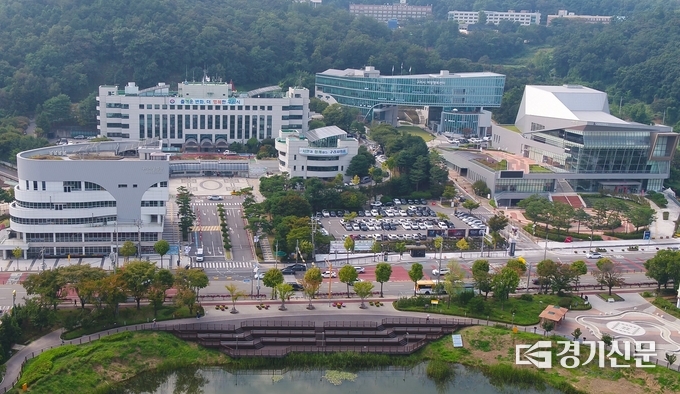 구리시는 지난 16일 경기도가 주관하는 2022~2023년 겨울철 도로제설 시·군 평가에서 ‘우수상’을 수상해 4년 연속 우수기관으로 선정됐다.(사진=구리시 제공)
