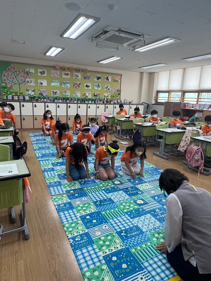 광명 소재 안현초등학교 2학년 어린이 170여 명은 18일 선비 체험 행사를 진행했다.(사진=광명교육지원청 제공).