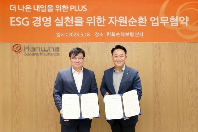 박성규 한화손해보험 경영지원실장(오른쪽)과 정덕기 E-순환거버넌스 이사장이 18일 여의도 본사에서 업무협약 체결 후 기념촬영을 하고 있다. (사진=한화손해보험 제공)