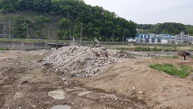 남양주시가 기능을 상실한 왕숙천의 보를 철거하고 있다.(사진=남양주시 제공)