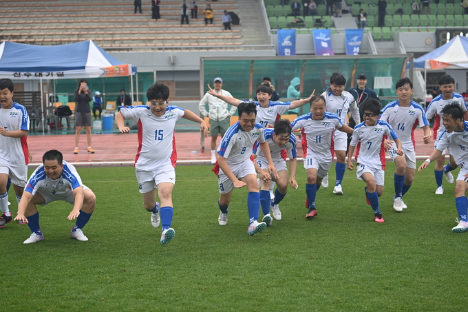 19일 울산광역시 문수월드컵경기장 보조경기장에서 열린 '제17회 전국장애학생체육대회' 마지막 날 남초·중·고 11인제 축구 OPEN에서 우승한 경기도 선수단이 세리머니를 하고 있다. (사진=유창현 기자)