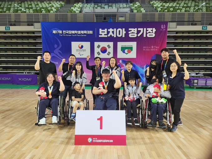 19일 울산광역시 문수체육관에서 열린 '제17회 전국장애학생체육대회' 마지막 날 보치아 종목에서 입상한 경기도 선수단이 기념사진을 찍고 있다. (사진=경기도장애인체육회)