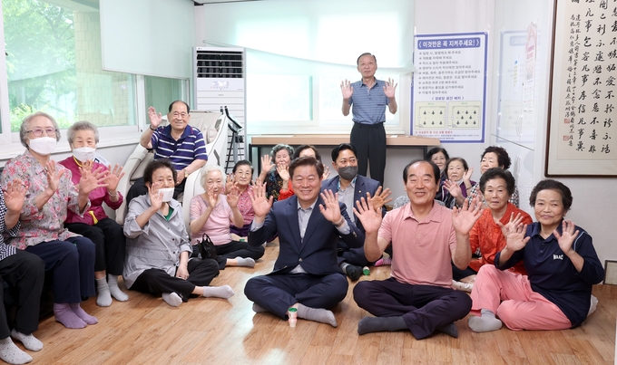 박승원 광명시장은 가정의 달을 맞아 지난 19일 경로당을 방문하여 어르신 300여 명과 뜻깊은 소통의 시간을 가졌다.(사진=광명시 제공).