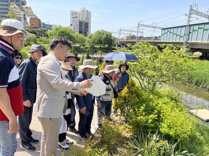 안양시의회 의원연구단체가 오산 궐동천과 오산천을 답사하고 있다.(사진=안양시의회 제공)