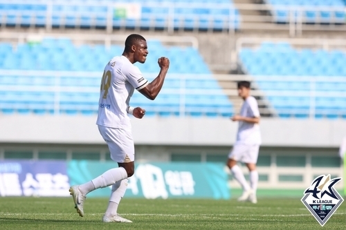 20일 안산 와스타디움에서 열린 하나원큐 K리그2 2023 14라운드 성남FC와 안산 그리너스FC의 경기에서 멀티골을 터뜨린 성남의 크리스가 세리머니를 하고 있다. (사진=한국프로축구연맹 제공)