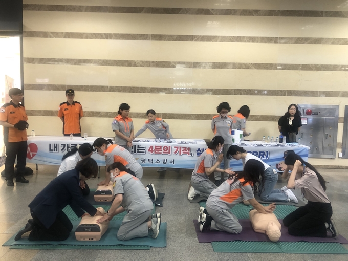 코레일 수도권광역본부 평택역이 평택소방서와 연계하여 평택역 전 직원을 대상으로 심폐소생술(CPR) 교육을 실시하고 있다.