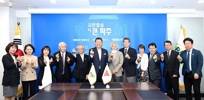 김경일 차주시장(왼편 6번째)이 교류단을 맞아 기념촬영을 하고있다. (사진=파주시 제공)