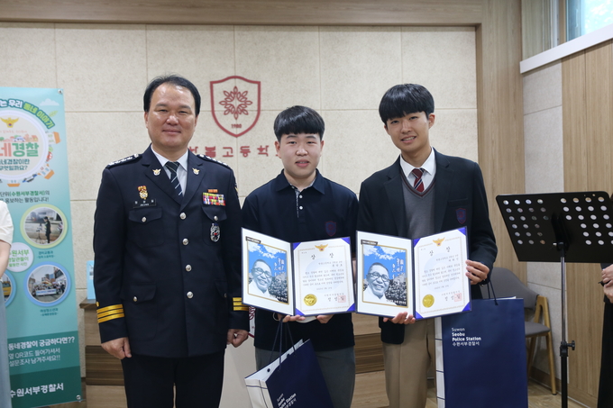  19일 정성일 수원서부경찰서장이 마약예방 홍보에 참여한 학생들에게 상장을 수여했다. (사진=수원서부경찰서 제공)