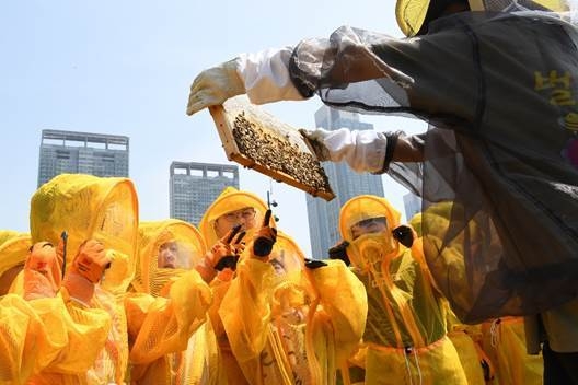 20일 인천 송도 센트럴파크 테라스정원에서 열린 어린이 꿀벌 축제 어린이들이 프로그램을 체험하고 있다. ( 사진 = 포스코이앤씨 제공 )