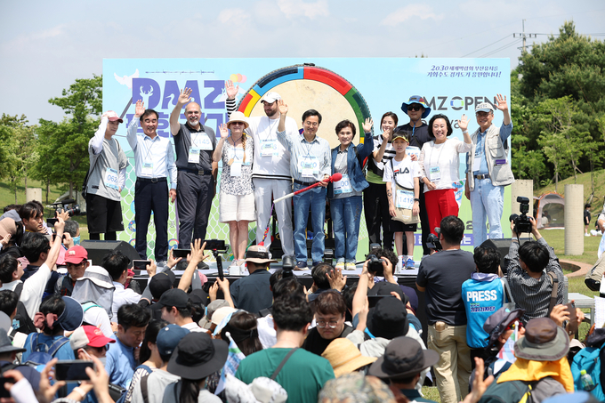 지난 20일 오후 DMZ생태관광지원센터에서 열린 DMZ 평화걷기 행사에서 김동연 경기도지사가 DMZ 평화걷기 시작을 알리는 출발 세레머니(북치기)를 마치고 참석한 내빈들과 기념촬영을 하고 있다. (사진=경기도 제공)