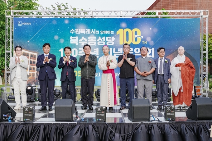 20일 북수동성당에서 열린 음악회에서 이재준(왼쪽 4번째) 수원시장과 김기정(왼쪽 3번째) 수원시의회 의장이 북수동성당, 수원시 관계자들과 기념 촬영을 하고 있다. (사진=수원시 제공)