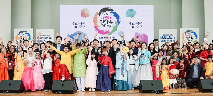 이재준 수원시장이 다문화한가족 축제 참가자들과 함께하고 있다. (사진=수원시 제공)