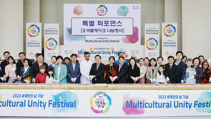 이재준 수원시장, 김기정 수원시의회 의장 등이 오색롤케이크를 자르고 있다. (사진=수원시 제공)