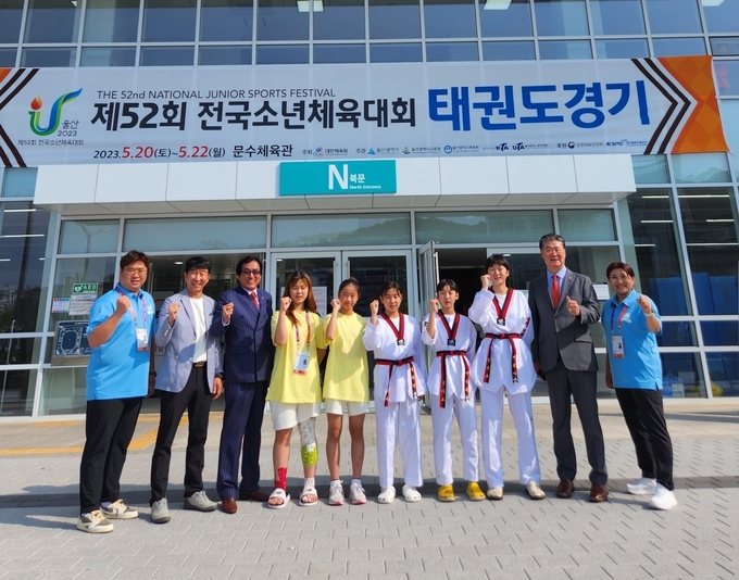 21일 울산광역시 문수체육관에서 사전경기로 열린 제52회 전국소년체육대회 태권도 종목에서 5명이 출전해 금 1개, 동메달 3개를 획득한 의정부시 소속 선수들이 의정부시태권도협회 관계자들과 기념사진을 찍고 있다. (사진=의정부시태권도협회 제공)