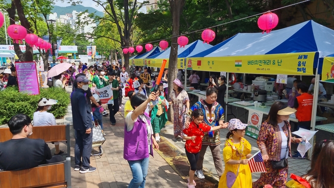 군포시 가정의 달 및 세계인의 날 기념 다(多)함께 다(多)하나‘군포어울림축제’를 개최하고 있다. (사진=군포시 제공)