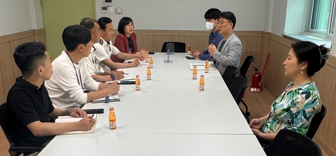 지난 19일 열린 스쿨존 교통안전 간담회에서 관계자들이 이야기하고 있다. ( 사진 = 부평경찰서 제공 )