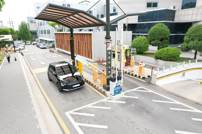  스마트 주차시스템(원패스파킹.Onepass Parking) 이 설치되어 있는 남양주시 1청사를 무정차로 나가고 있는 차량.( 사진=남양주시 제공)