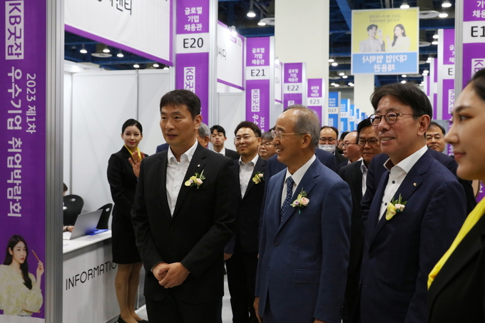 (왼쪽부터)이복현 금융감독원장, 오영교 동반성장위원회 위원장, 이재근 KB국민은행장이 ‘2023 제1차 KB굿잡 우수기업 취업박람회’ 에서 내빈들과 함께 부스를 둘러보고 있다. (사진=KB국민은행 제공)