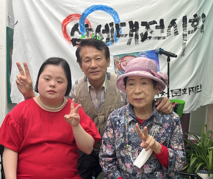 (왼쪽부터) 박소영 작가, 이정문 작가, 정갑순 작가가 22일 오후 허름한 미술관에서 기념 촬영을 하고 있다. ( 사진 = 김샛별 기자 )