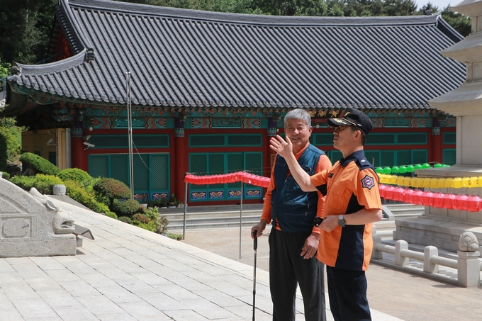  22일 권용성 신임 수원소방서장이 취임 후 청련암 화재예방 업무에 나섰다. (사진=수원소방서 제공)