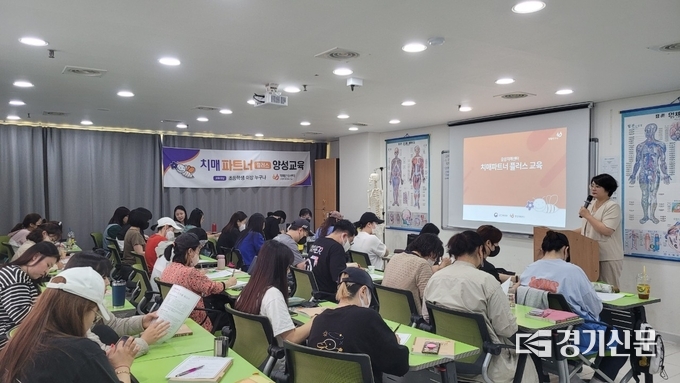 남양주보건소 치매안심센터는 지난 21일 지역 주민과 함께 ‘한마음 치매 극복 걷기 행사’를 진행했다. 시민들은 건강 걷기를 하면서 쓰레기를 줍는 등 환경 정화 활동도 펼쳤다.(사진=남양주시 제공)