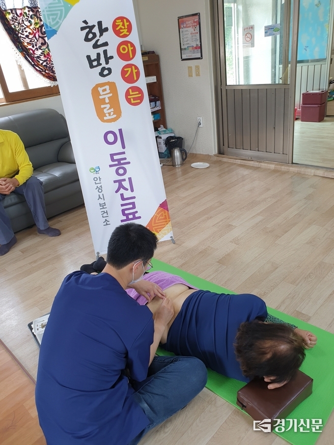 경로당 한방진료 모습(사진=안성시 제공)
