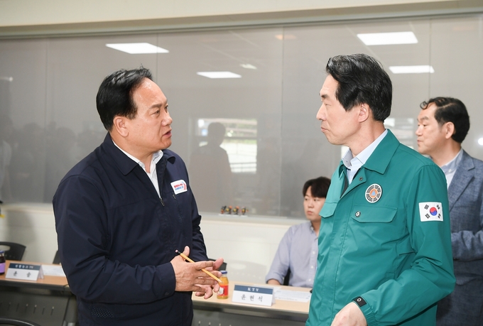 이권재 오산시장이 스마트시티 오산 통합운영센터를 방문한 김성호 행정안전부 재난안전관리본부장에게 설명을 하고있다.(사진=오산시 제공) 
