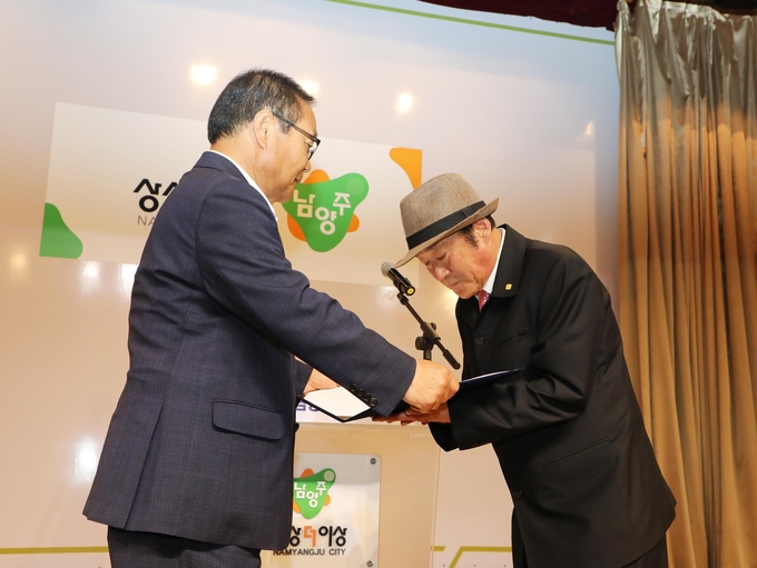 천진철 경기도연합회 회장이 인준장을 전달하고 있다.(사진=(사)한국예총 남양주지회)
