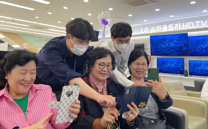 하이프라자 직원이 시니어 세대에게 스마트폰 활용 교육을 진행하고 있다. (사진=LG전자 제공)