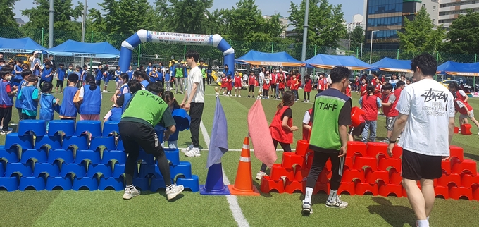 지난 20일 인천 남동구 어울림축구장에서 행복한 운동회가 진행되고 있다. ( 사진 = 남동구 제공 )