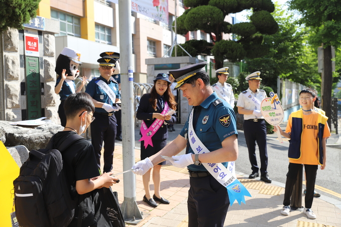 군포경찰서 녹색어머니회 합동으로 어린이 교통사고 ZERO化 캠페인을 실시하고 있다 사진 = 군포경찰서 제공