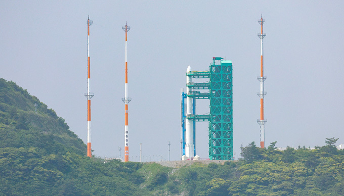 한국형 발사체 누리호(KSLV-Ⅱ)가 3차 발사를 하루 앞둔 23일 오전 전남 고흥군 나로우주센터에 기립된 누리호가 발사대에 고정돼 있다. (사진-연합뉴스)