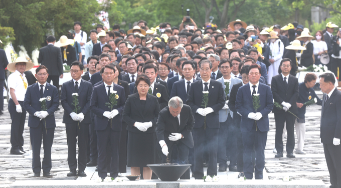  23일 오후 경남 김해시 진영읍 봉하마을에서 열린 노무현 전 대통령 서거 14주기 추도식에서 문재인 전 대통령이 분향하고 있다. (사진=연합뉴스)