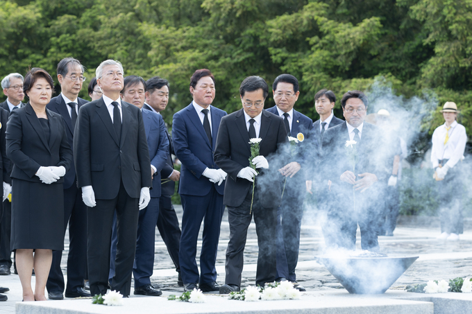  23일 오후 김해 봉하마을에서 김동연 경기도지사가 노무현 전 대통령 묘소 참배를 하고 있다. (사진=경기도 제공)