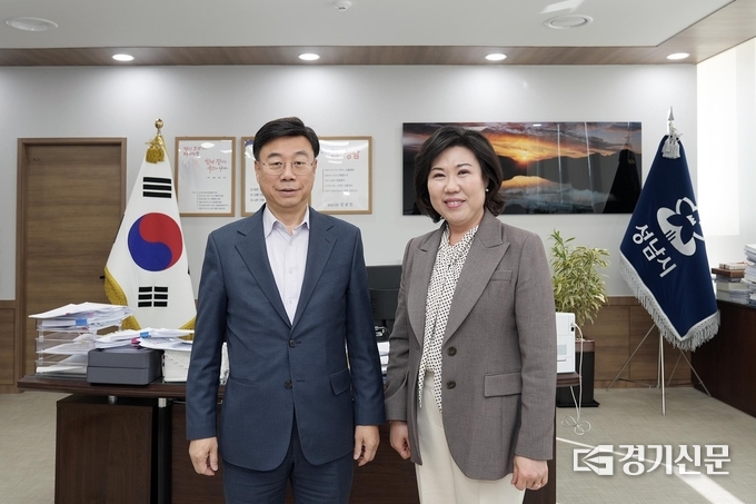 신상진 시장(사진 왼쪽)과 오찬숙 성남교육장이 차담회를 가진 뒤 기념촬영을 하고 있다. (사진=성남시 제공)