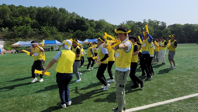 KTEP 총동문회 한마음체육대회에서 노래자랑에 참여한 한 동문이 운동장에서 노래를 부르고 있다. ( 사진=KTEP 총동문회 제공)