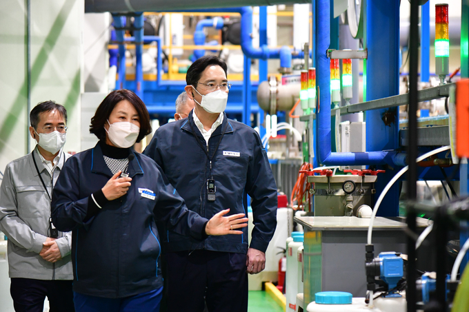 이재용 삼성전자 회장이 삼성전자로부터 스마트공장 구축 지원을 받은 부산 소재 도금 기업 '동아플레이팅'을 방문해 제조 현장을 둘러보고 있다. (사진=삼성전자 제공)