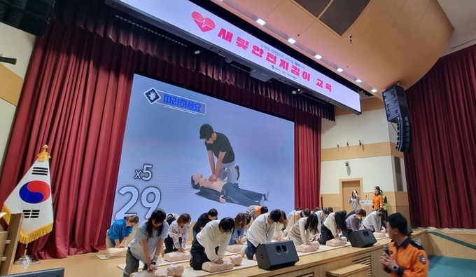 공직자들이 교육에서 심폐소생술을 실습하고 있다. (사진=수원시 제공)