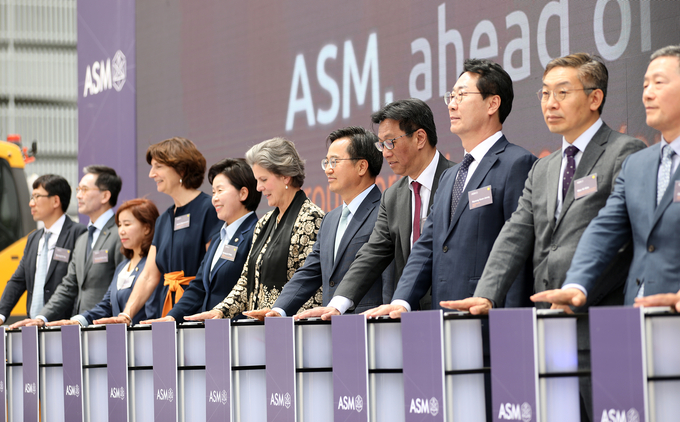24일 오전 에이에스엠케이에서 열린 네덜란드 ASM 기공식 행사에서 김동연 경기도지사, 벤자민 로 ASM CEO, 폴린 반데메르 모어 ASM 의사회 의장, 김용길 에이에스엠 코리아 회장, 김완기 산업통상자원부 무역투자실장, 요아나 도너바르트 주한네덜란드 대사, 정명근 화성시장 등이 기공식 버튼 세레모니를 하고 있다. (사진=경기도 제공)