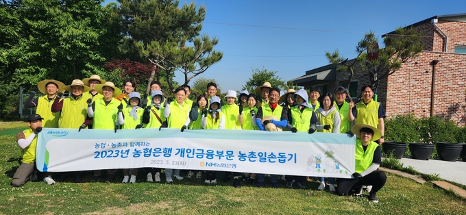 이현애 NH농협은행 부행장(앞줄 오른쪽 6번째)과 임직원들이 기념촬영을 하고 있다.(사진=NH농협은행 제공)