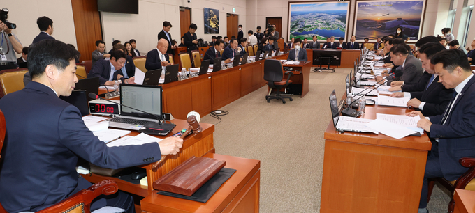 김민기 국회 국토교통위원장이 24일 국회에서 열린 국토교통위원회 전체회의에서 의사봉을 두드리고 있다. (사진=연합뉴스)
