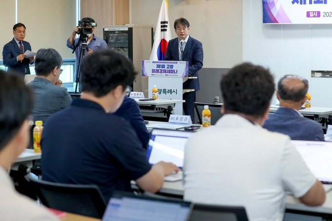 이동환 고양시장이 24일 고양시와 고양시정연구원애 주최한 ‘경기북부경제공동체 운영과 수도권정비계획법 적용 제외 문제’ 세미나에서 인사말을 하고 있다. (사진=고양시 제공)