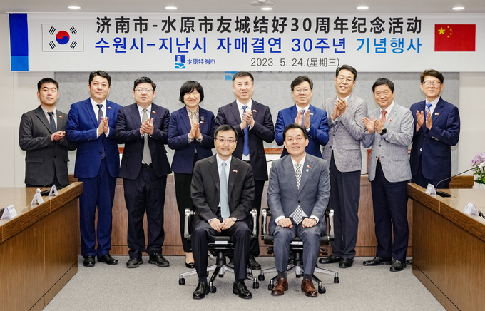 24일 수원시청에서 이재준 수원시장(첫 줄 오른쪽)과 리우창 지난시 당서기(첫 줄 왼쪽), 수원시·지난시 관계자들이 기념 촬영을 하고 있다. (사진=수원시 제공) 