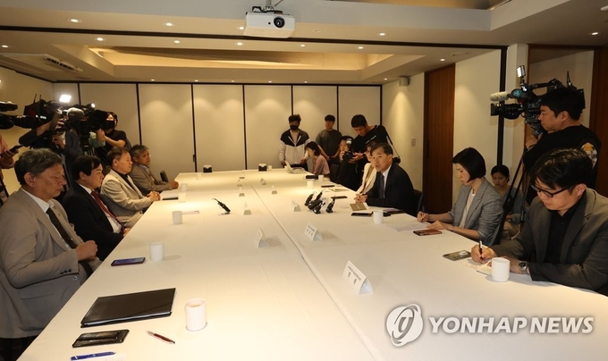24일 서울 중구 달개비에서 열린 제9차 의료현안협의체 회의에서 이형훈 보건복지부 보건의료정책관이 발언하고 있다. ( 사진 = 연합뉴스 제공 )
