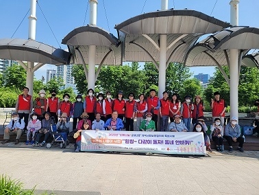 군포2동 지역사회 보장협의체 저소득층과 독ㄱ어르신 동네 한바퀴 나들이 장면. (사진 = 군포 2동 사무소 제공)